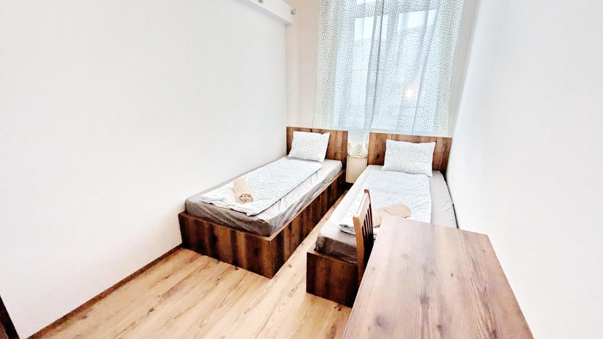 Homestay Spacious - 15 Min From Airport & Center, 5 Min From Main-bus Station Ez 12